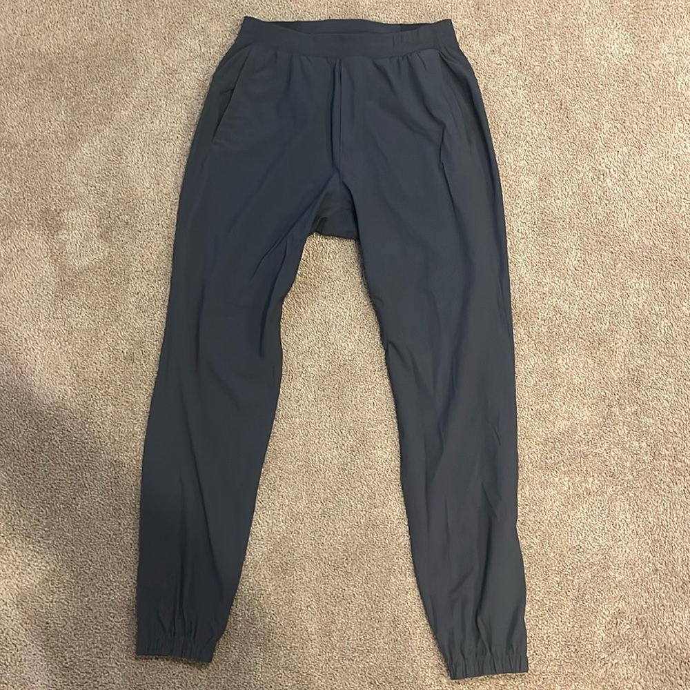 Mens medium lululemon graphite grey surge jogger.